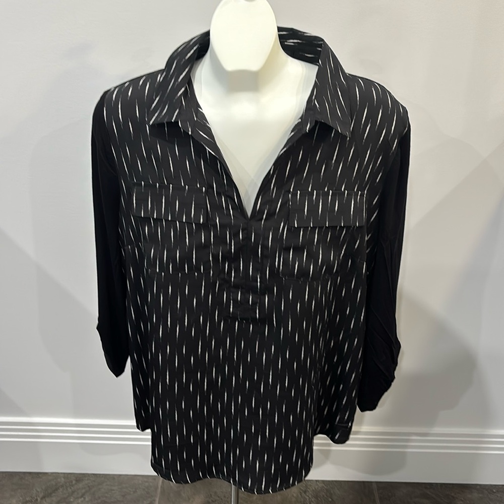 New women’s black and white long sleeve shirt soft knit comfy 
Nice design